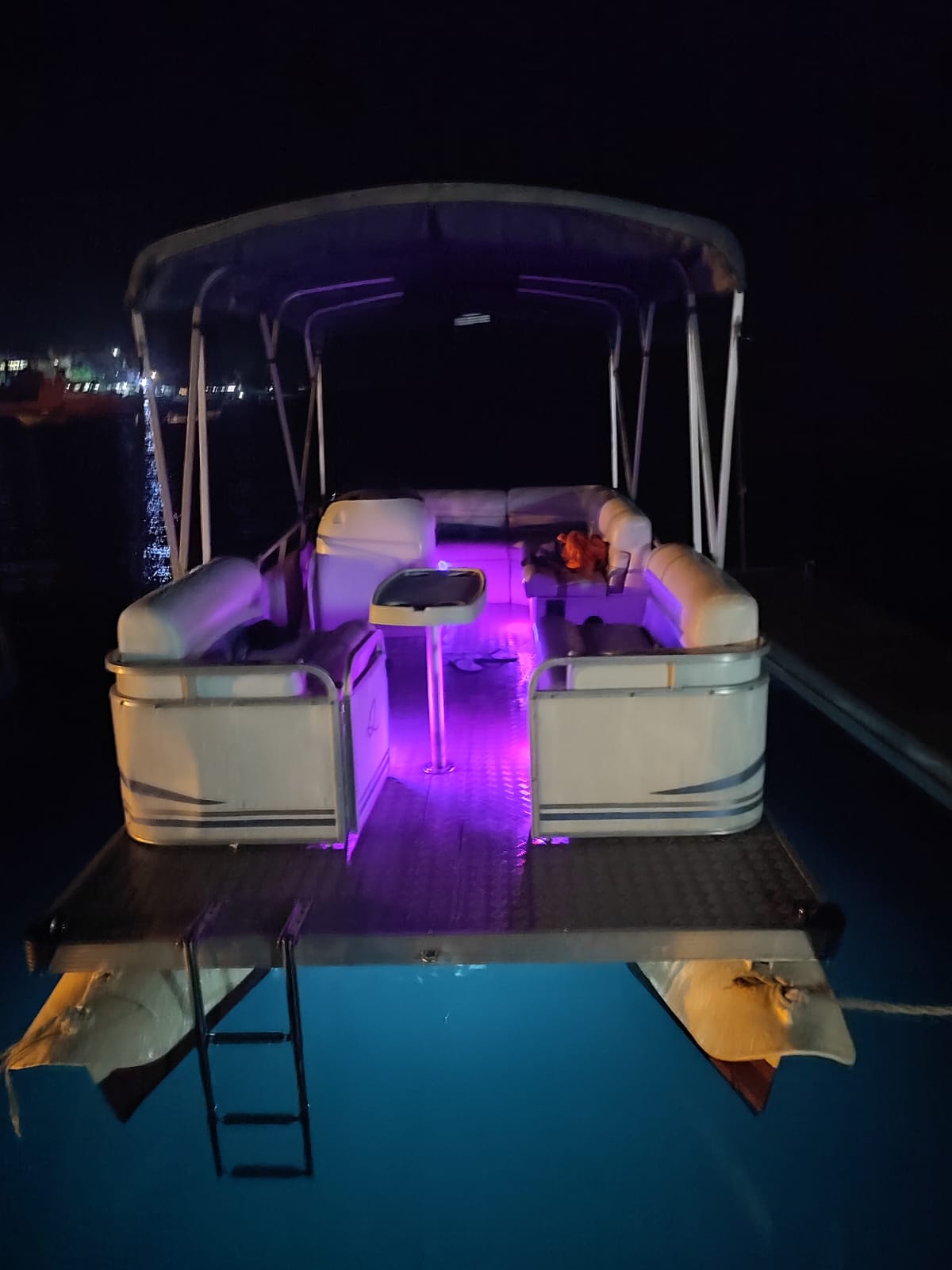 Um passeio noturno de catamarã pela Restinga do Lobito